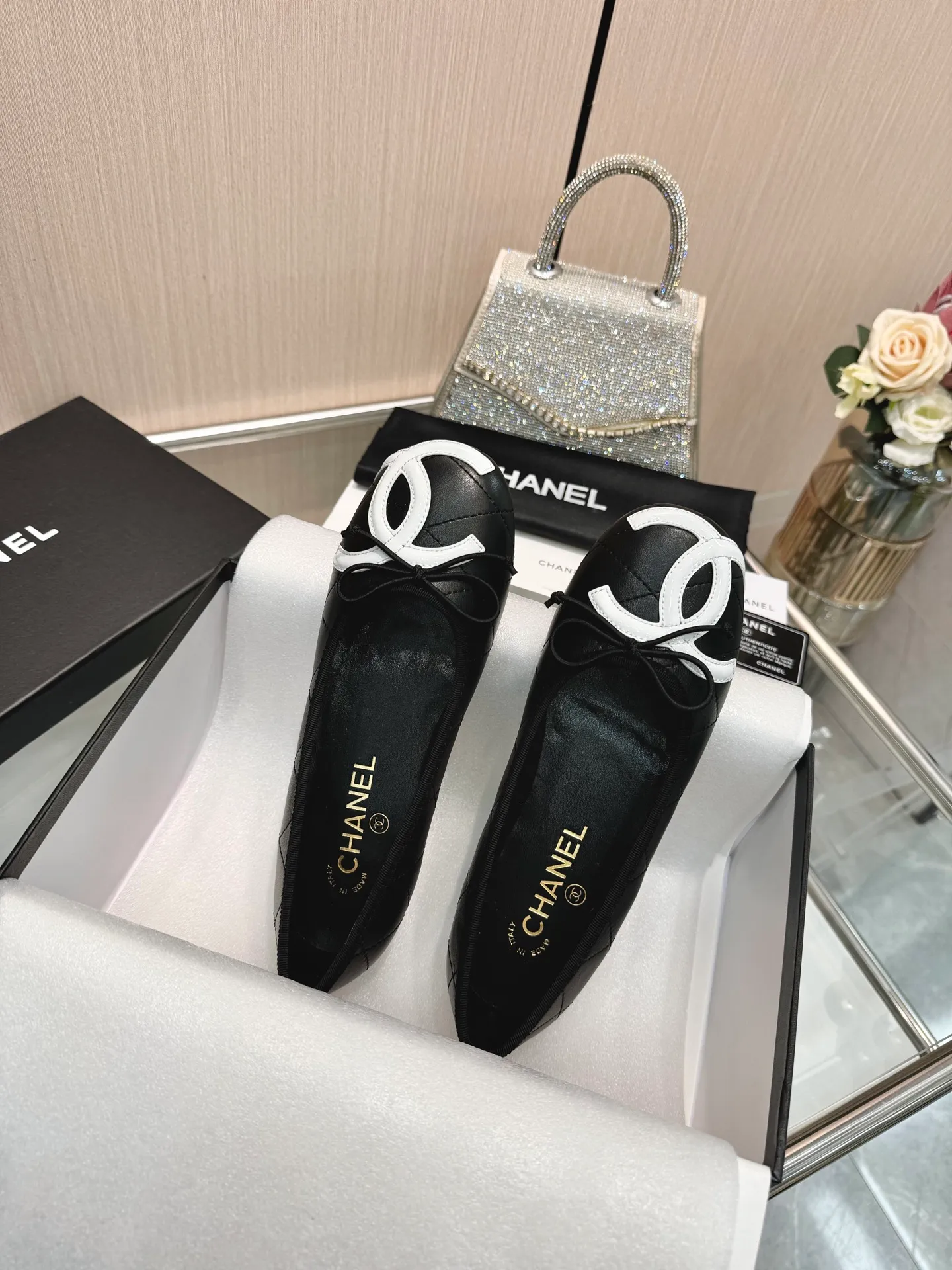 👟👟Ex-factory price 500👟👟 | ²⁰²5 𝐬𝐬 🤍🤎𝐂𝐇𝐀𝐍𝐄𝐋Chanel 26A catwalk style handmade Mary Jane women's shoes. Ballet shoes are so amazing, the bow pattern is so cute! Even if I don’t wear flat shoes, I can’t resist the temptation! The second recommended pair of Chanel logo women's shoes has great texture and is versatile. It is made of lambskin and has an original two-color outsole. Size: 35-40 (41 can be customized and cannot be returned or exchanged)
